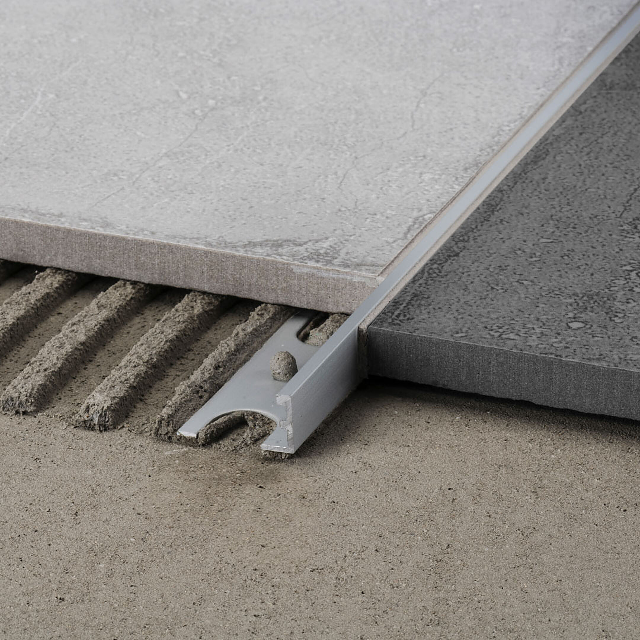 art006198-mapei-profilpas-cerfix-proangle-zv-11-beton-zand-gecoat-aluminium-l-2700-mm4.jpg